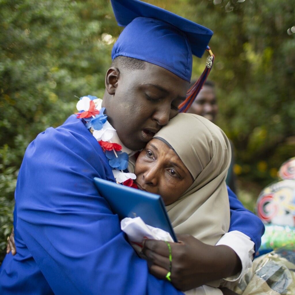 Grad_RainierBeach_ParentHug_2018